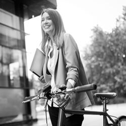 Junge Frau mit Fahrrad