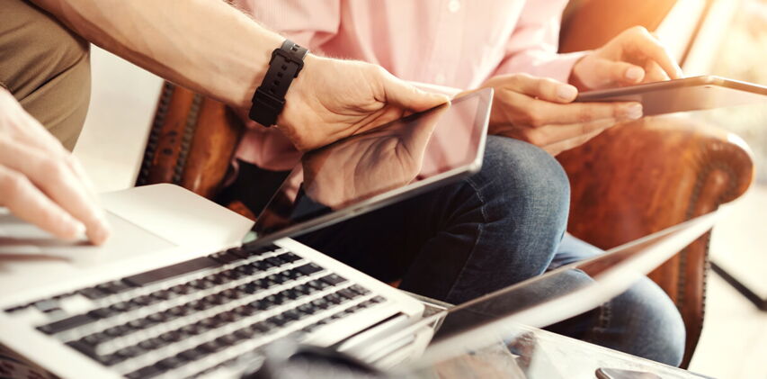 Es wir am Laptop und Tablet im Internet recherchiert