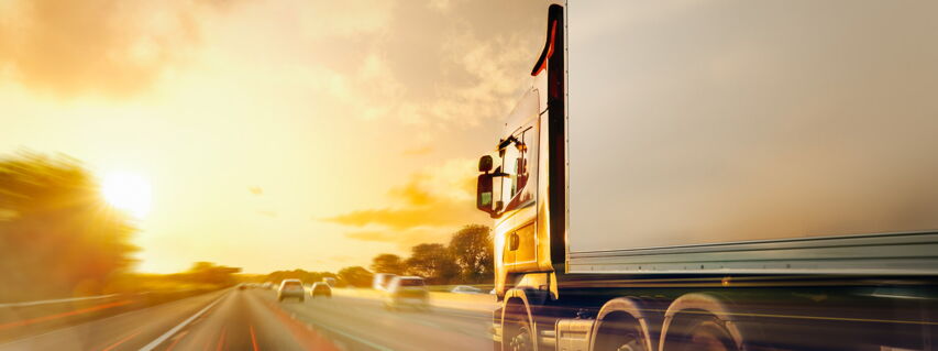 Autobahn Situation mit LKW im Vordergrund