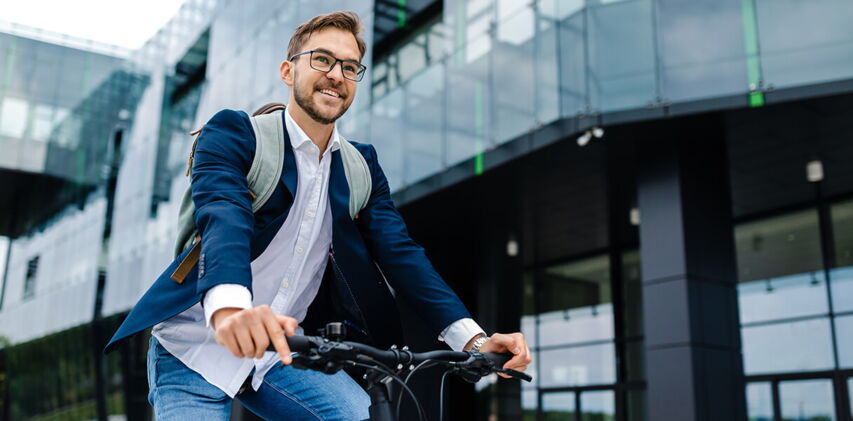 Junger Mann fährt Fahrrad