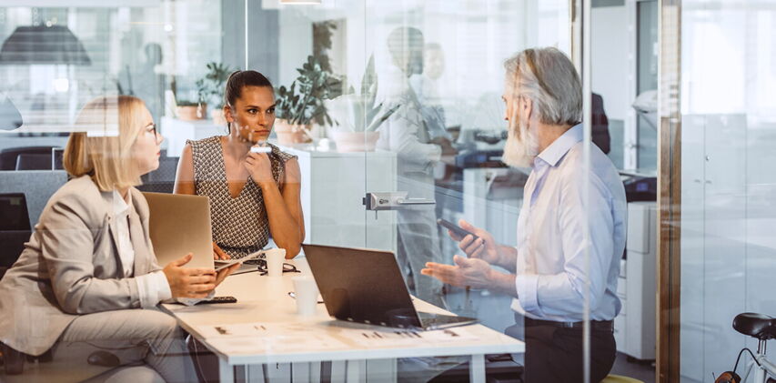 Mann und zwei Frauen im Meeting