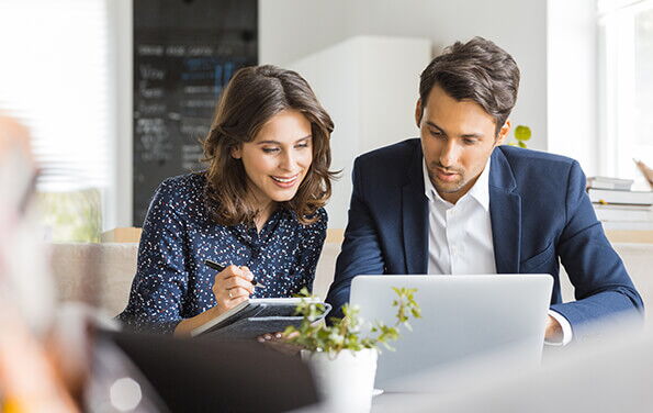 Mann und Frau am Laptop