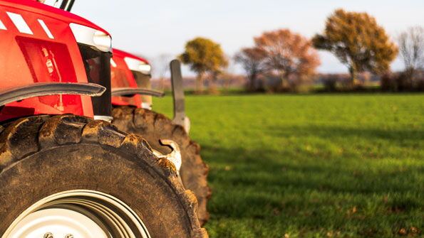 Ausschnitt eines Traktors auf einer Wiese