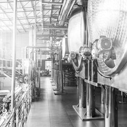 Maschinen in einer Produktionshalle