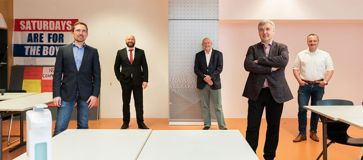 Gruppenbild: Übergabe der Anti-Covid-Box an das Bildungszentrum St. Kilian in Heilbronn