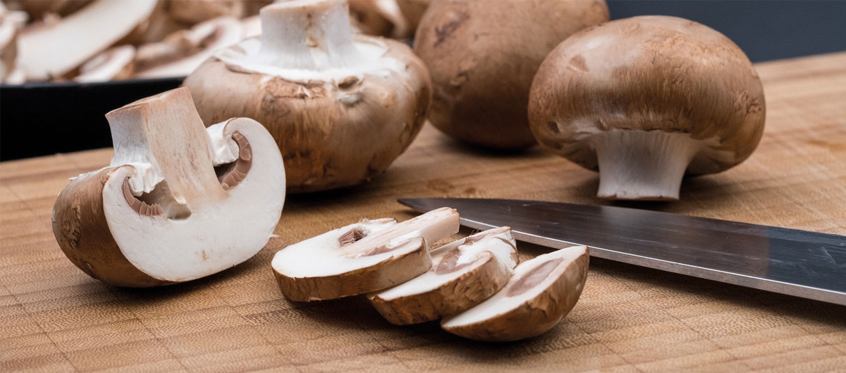 Champignons, die in Scheiben geschnitten werden