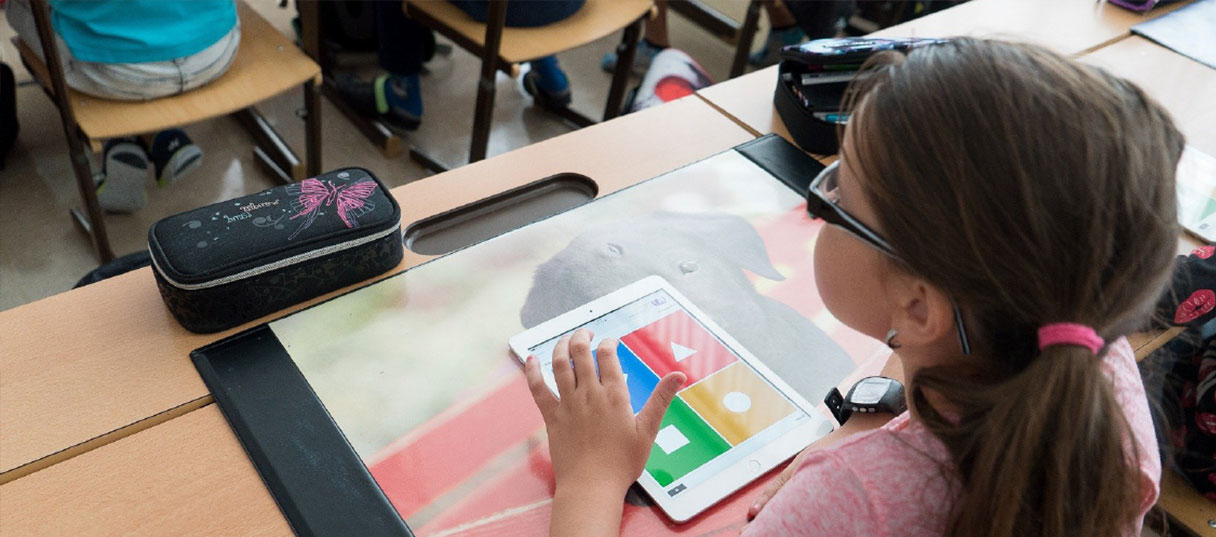 Schulkind mit einem Tablet