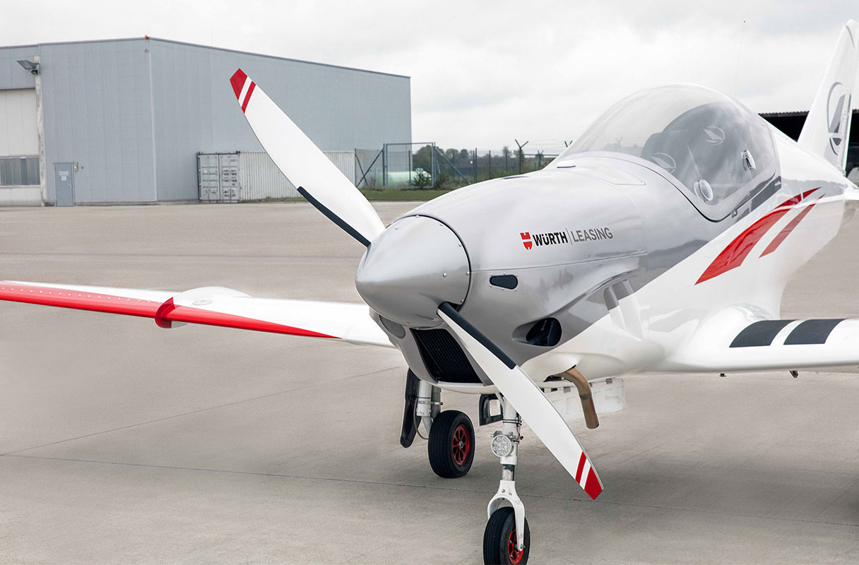 Ultraleichtflugzeug Blackshape 100 Prime mit Logo von Würth Leasing
